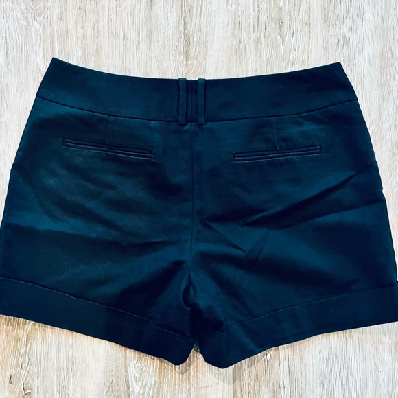The Limited cuffed short size 12 - Picture 4 of 9